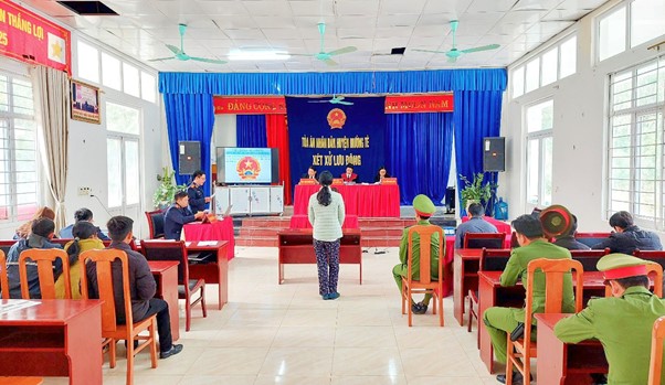 VKSND huyện Mường Tè phối hợp tổ chức phiên tòa xét xử lưu động, phiên tòa rút kinh nghiệm kết hợp trình chiếu tài liệu, chứng cứ tại phiên tòa