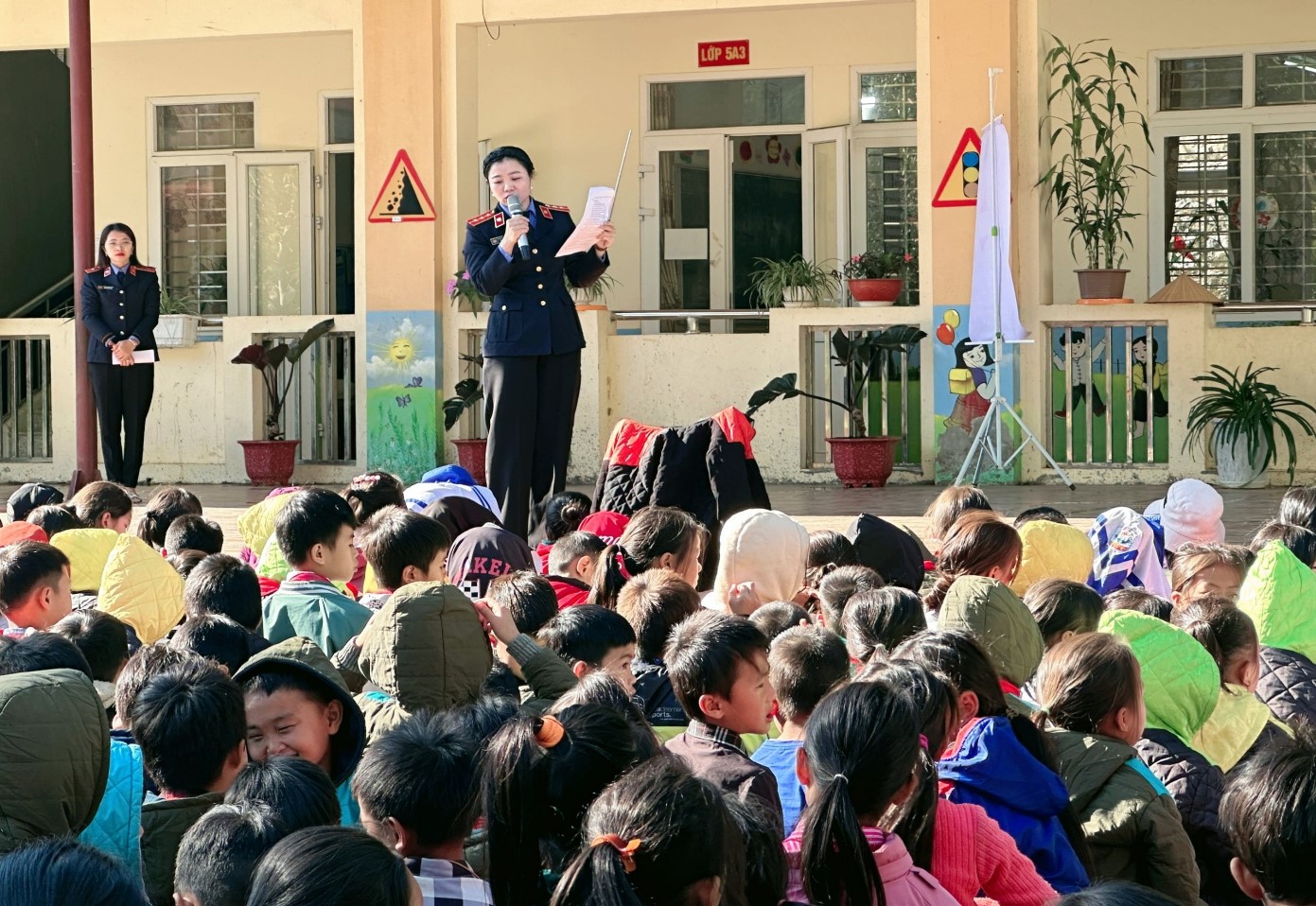 VKSND huyện Than Uyên phối hợp trong công tác thông tin, tuyên truyền tại bản Khì, xã Tà Hừa, huyện Than Uyên ngày 29/3/2016