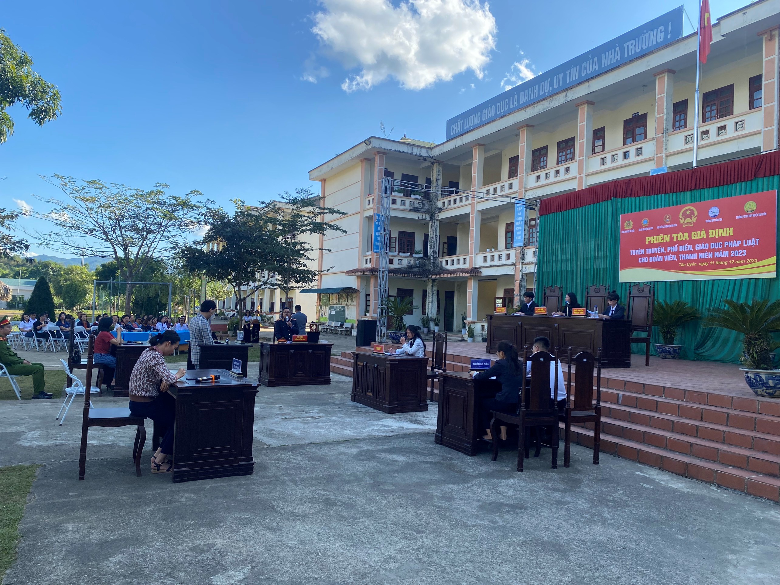 VKSND huyện Tân Uyên tham gia tổ chức phiên tòa giả định, cách tiếp cận pháp luật hiệu quả tại học đường