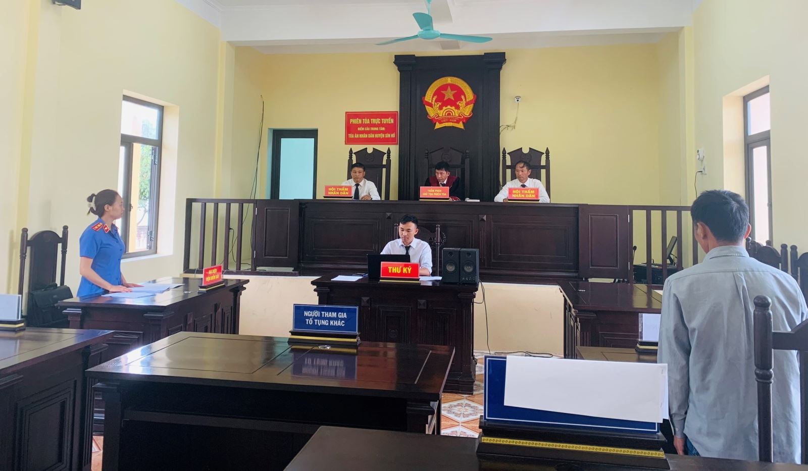 Viện kiếm sát nhân dân huyện Sìn Hồ phối hợp với Tòa án cùng cấp tổ chức phiên tòa rút kinh nghiệm vụ án hôn nhân gia đình.