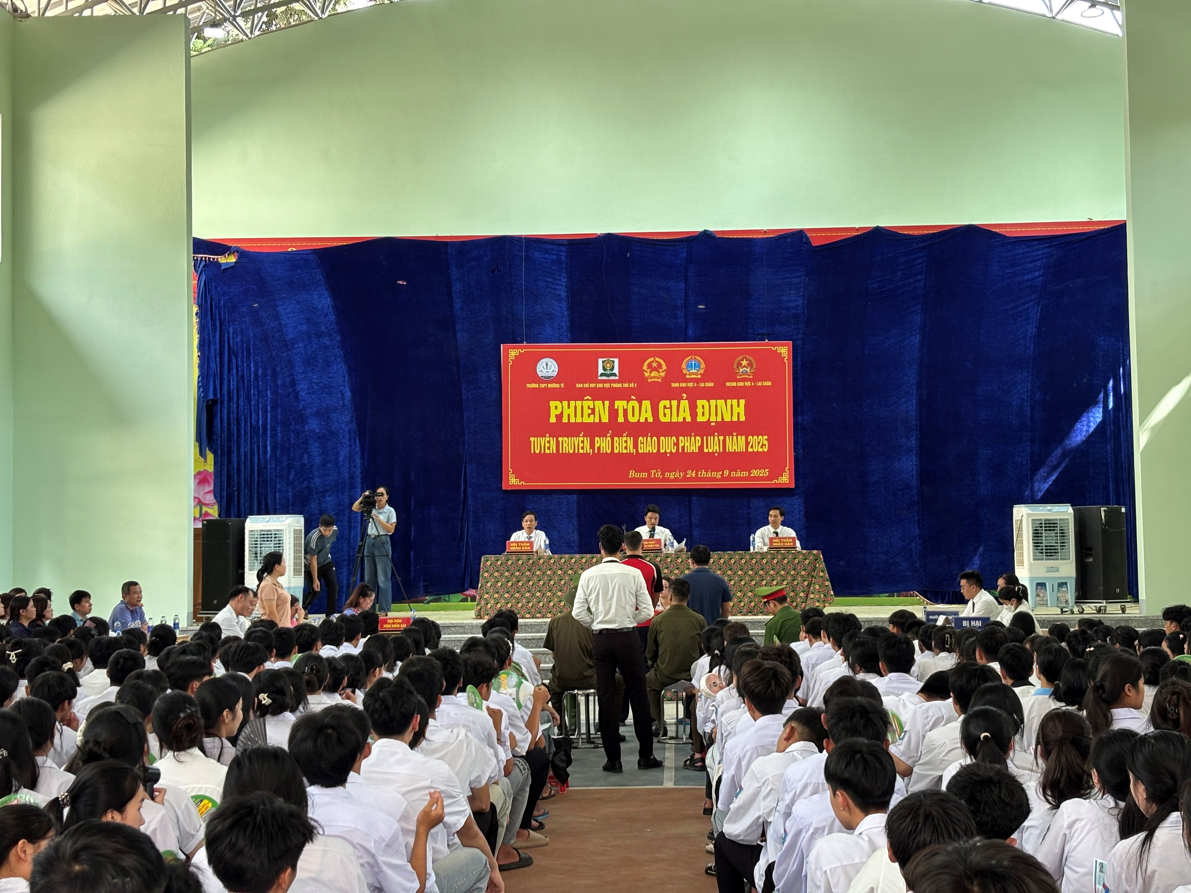 VKSND khu vực 4 – Lai Châu phối hợp tổ chức phiên tòa giả định tuyên truyền phòng, chống tảo hôn tại Trường THPT Mường Tè