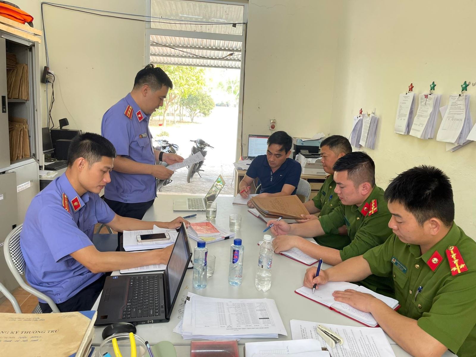 Trực tiếp kiểm sát thi hành án hình sự ngoài cộng đồng tại UBND xã Nậm Manh