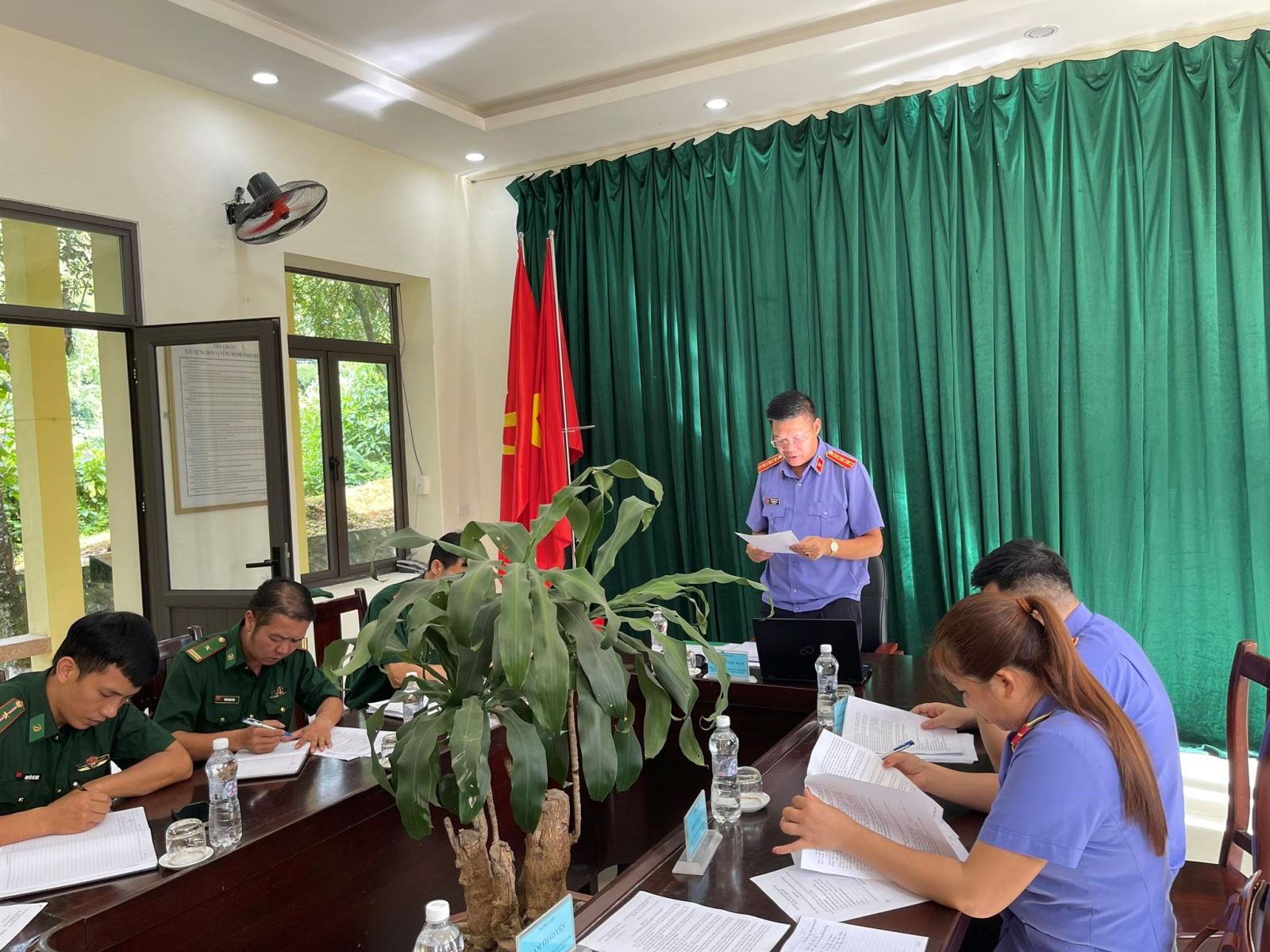 Trực tiếp kiểm sát công tác tiếp nhận, giải quyết nguồn tin về tội phạm đối với Đồn Biên phòng Hua Bum.
