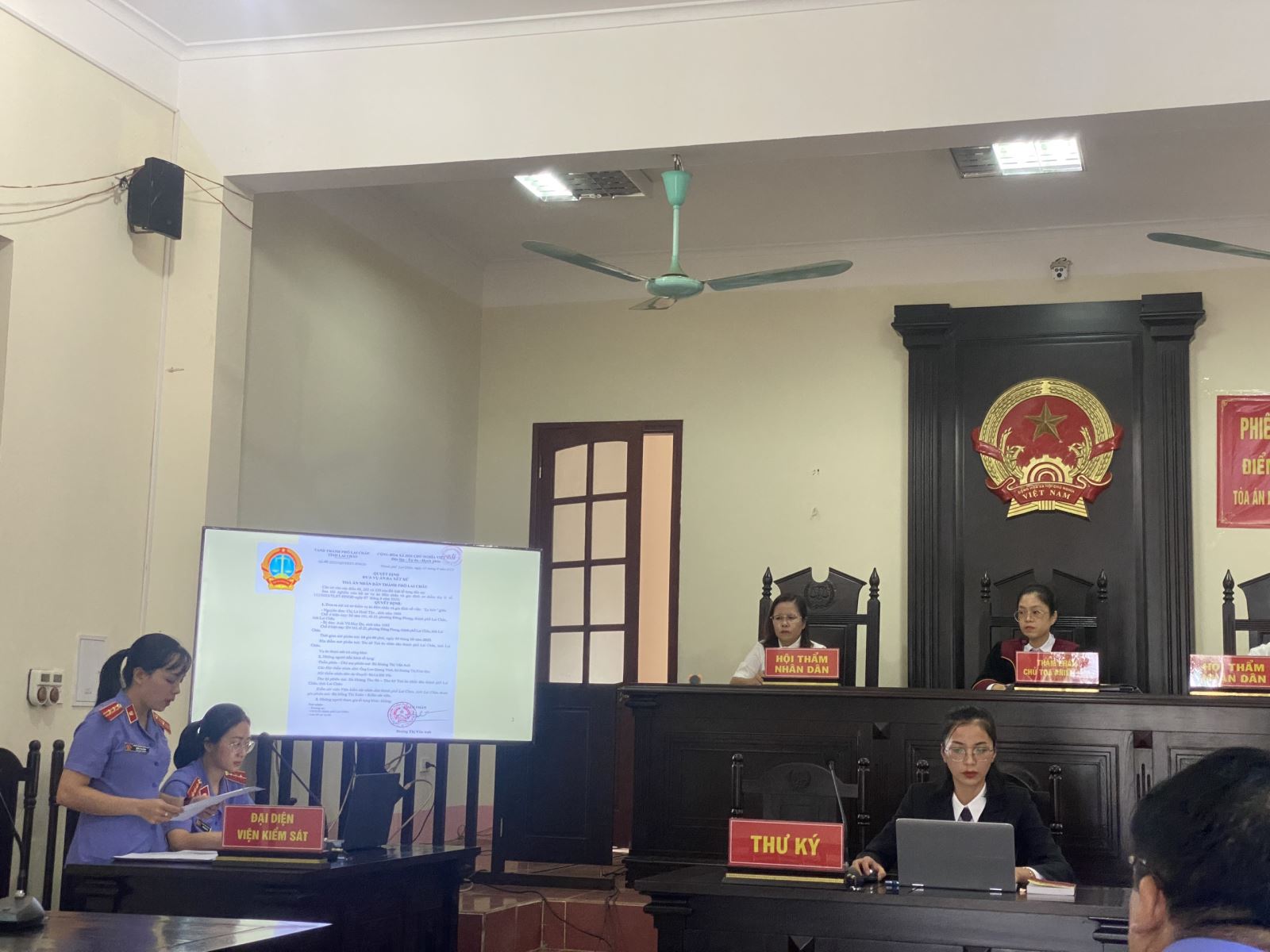 Tổ chức phiên tòa dân sự rút kinh nghiệm trực tuyến hai cấp