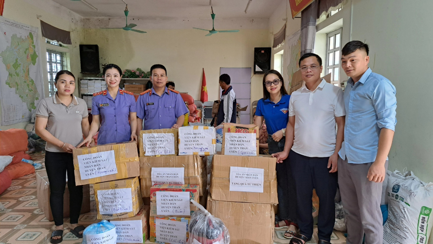 VKSND huyện Than Uyên ủng hộ đồng bào mưa lũ tại xã Tà Mung, huyện Than Uyên, tỉnh Lai Châu