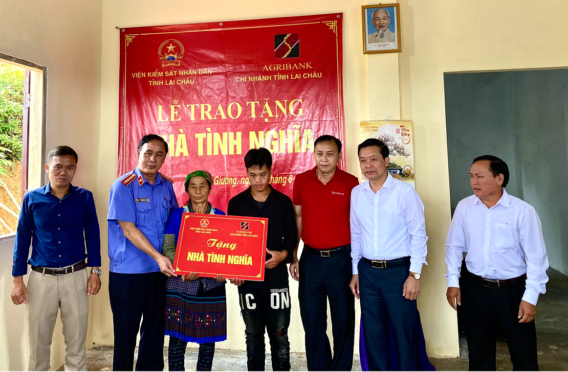 VKSND tỉnh Lai Châu phối hợp cùng Ngân hàng nông nghiệp và phát triển nông thôn chi nhánh tỉnh Lai Châu (Agribank Lai Châu) trao tặng Nhà tình nghĩa