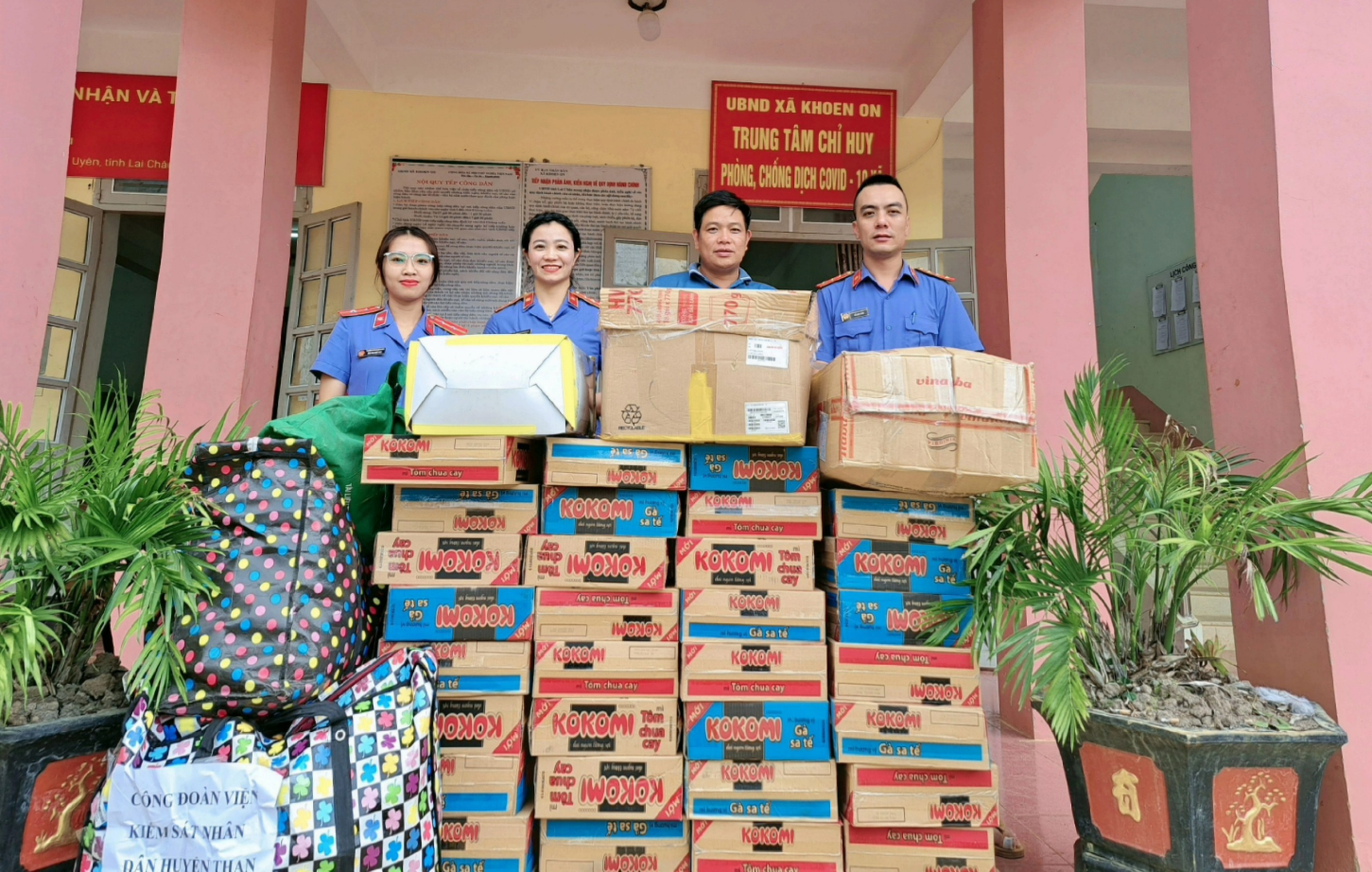 Ủng hộ đồng bào gặp mưa lũ tại xã Khoen On, huyện Than Uyên