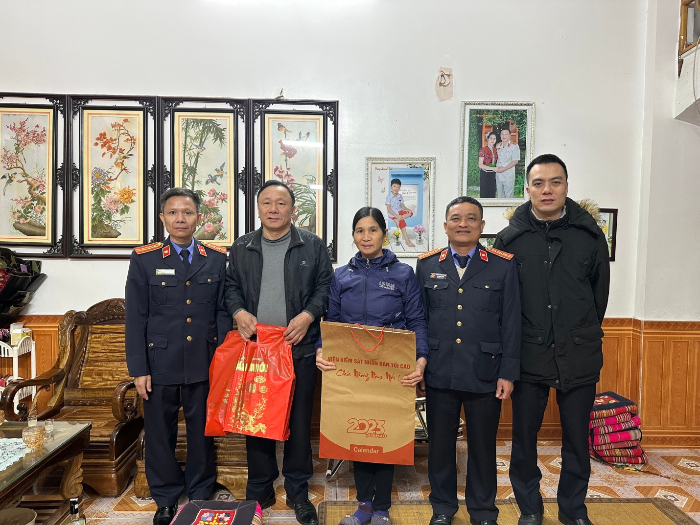 VKSND huyện Than Uyên tặng quà cho cán bộ hưu trí và các cháu nhỏ có hoàn cảnh khó khăn trên địa bàn