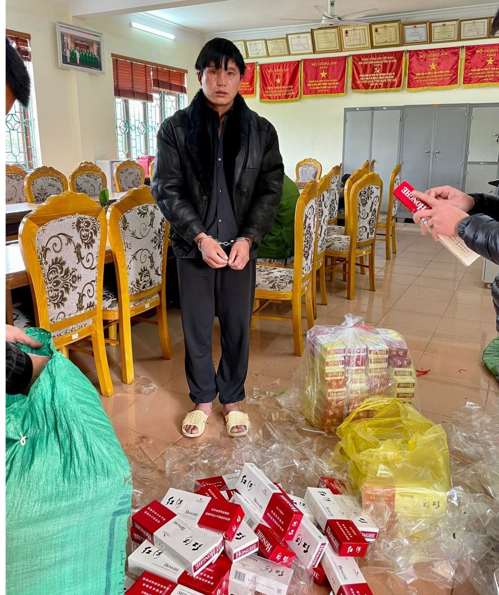 Kiểm sát việc bắt giữ đối tượng buôn bán 2.070 bao thuốc lá điếu nhập lậu