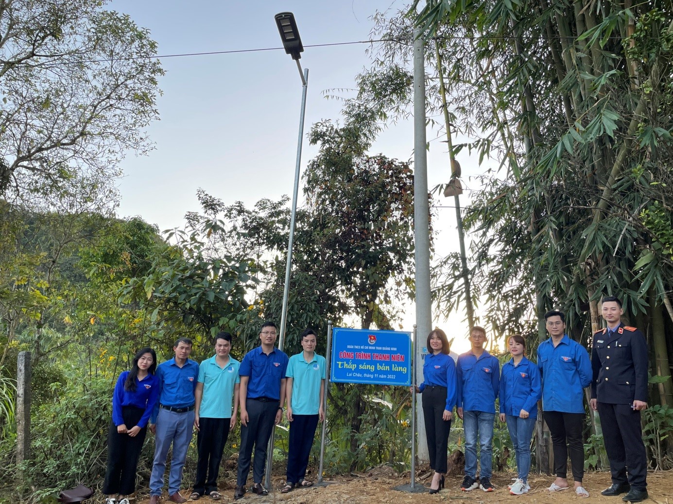 Đoàn viên thanh niên Chi đoàn VKSND thành phố Lai Châu tham gia thực hiện Chương trình Thanh niên thắp sáng bản làng