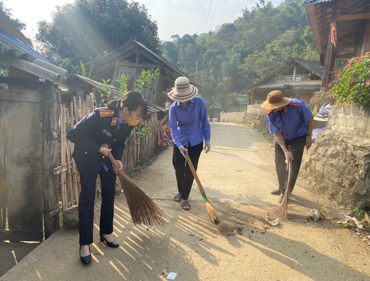 Chi bộ Viện kiểm sát nhân dân thành phố Lai Châu phối hợp giúp đỡ bản Căn Câu