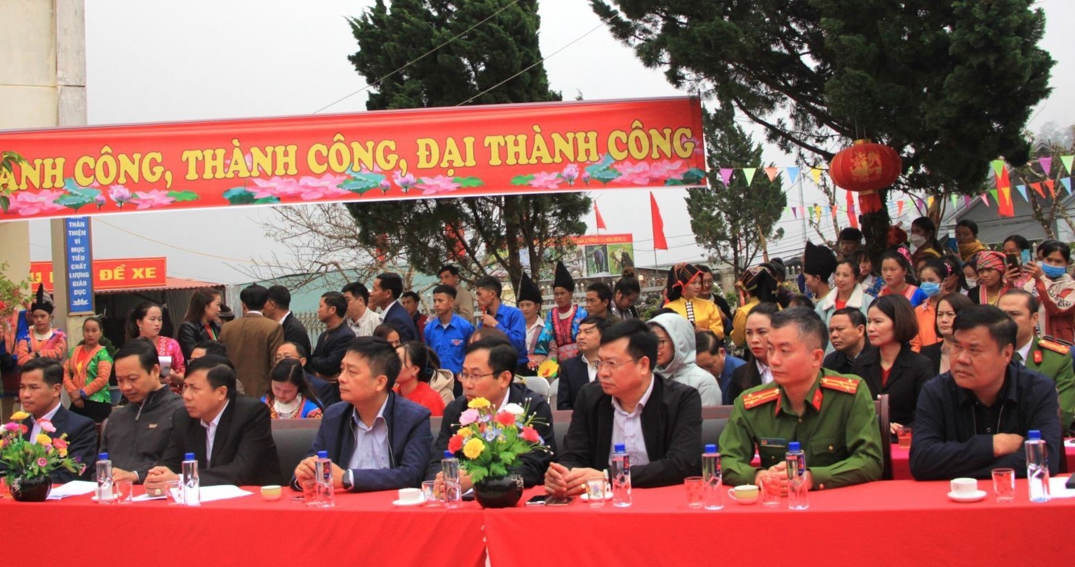 Chung vui Ngày hội Đại đoàn kết toàn dân tộc liên bản xã Tả Ngảo, huyện Sìn Hồ