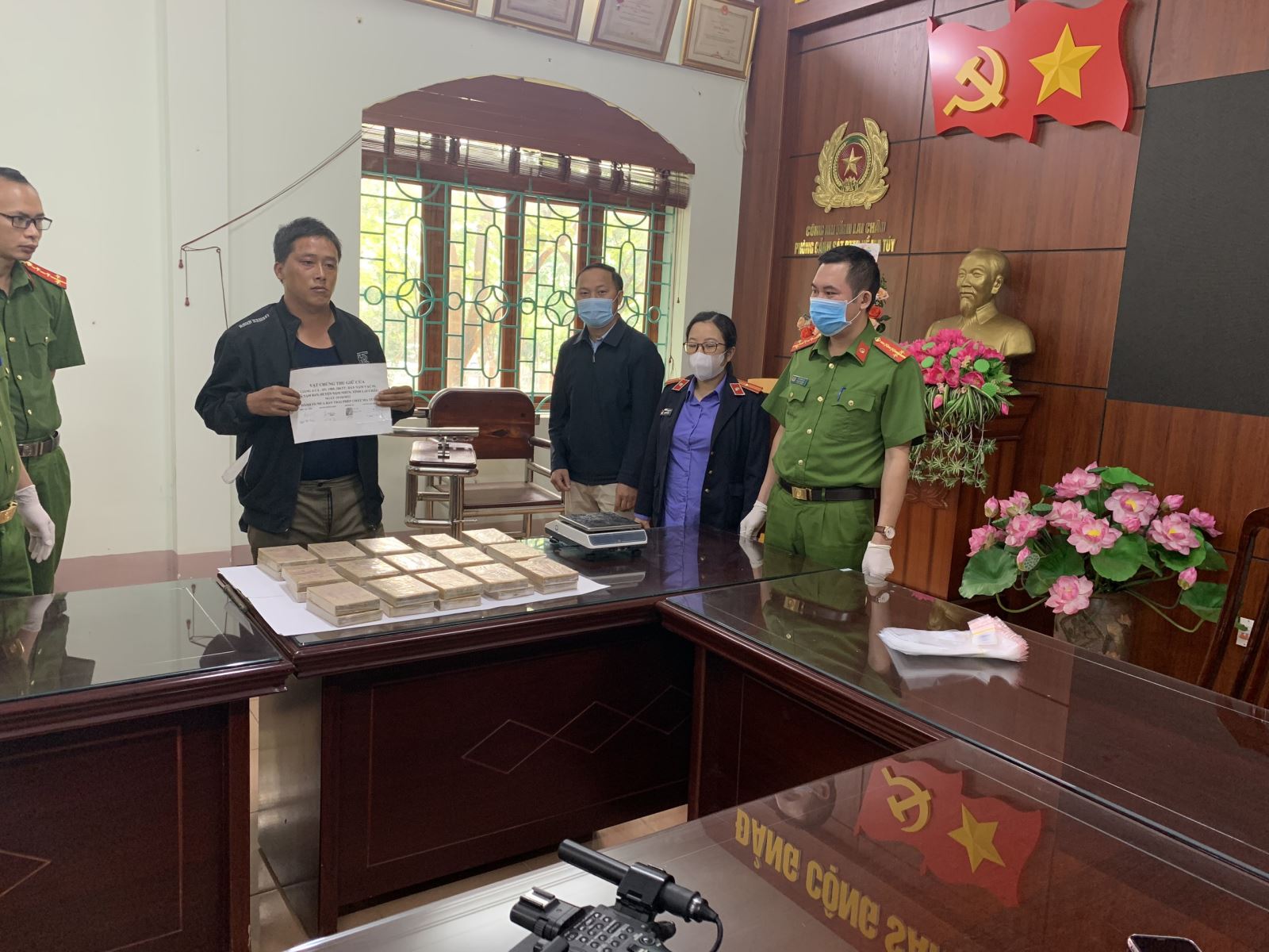Phê chuẩn Quyết định khởi tố bị can, Lệnh tạm giam đối tượng mua bán trái phép 30 bánh ma túy