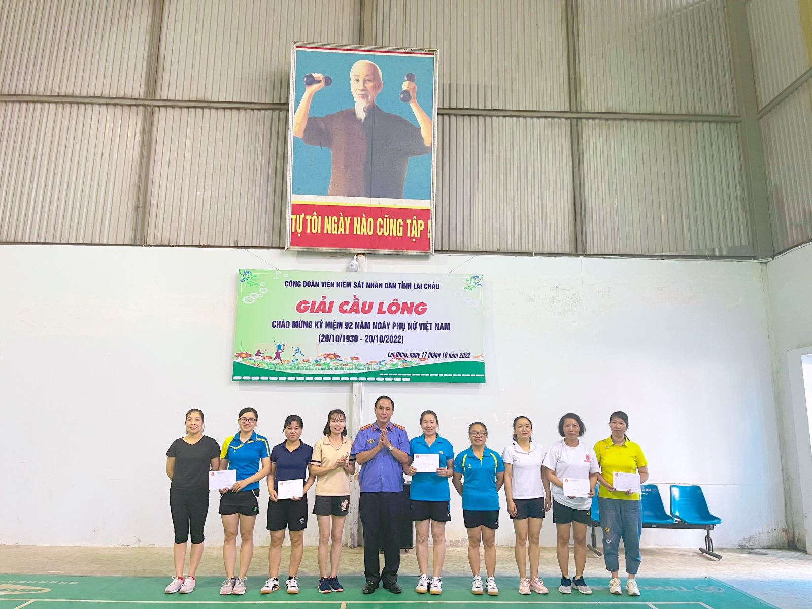Ban nữ công VKSND tỉnh Lai Châu phối hợp tổ chức giải cầu lông chào mừng ngày Phụ nữ Việt Nam 20/10