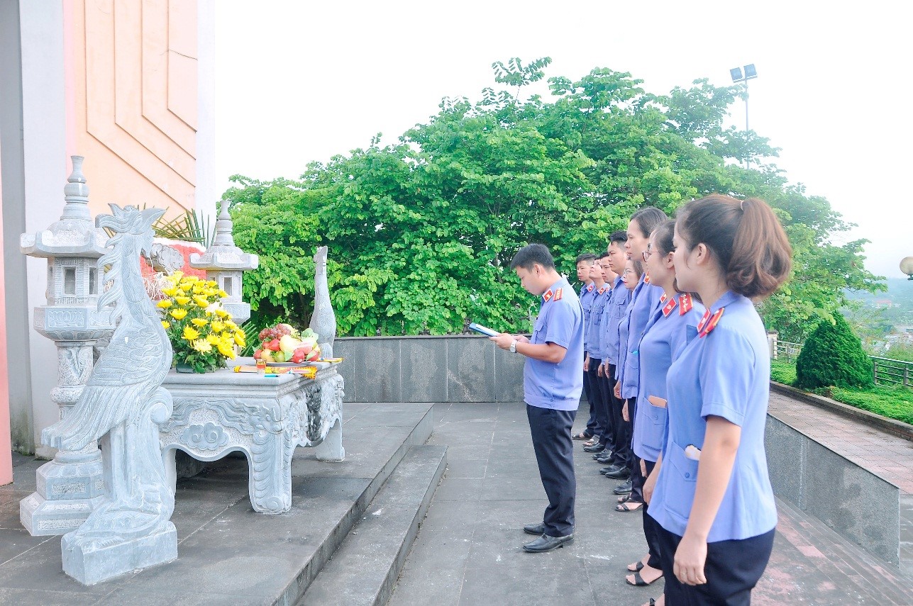 VKSND huyện Tân Uyên tổ chức Lễ báo công, dâng hoa tại Đài tưởng niệm các Anh hùng liệt sỹ huyện Tân Uyên
