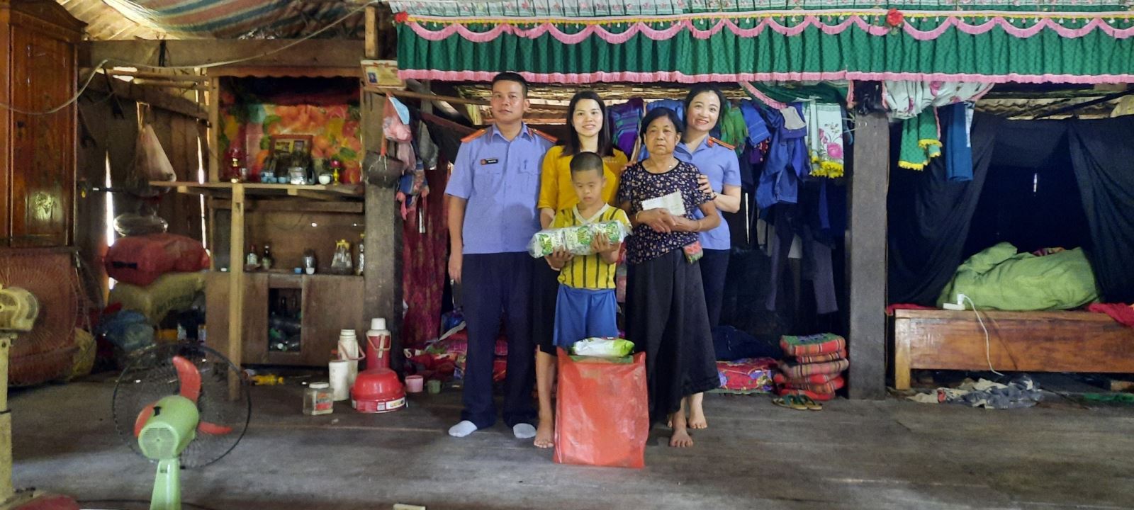 VKSND huyện Than Uyên tặng quà cho trẻ em có hoàn cảnh đặc biệt, khó khăn nhân dịp Tháng hành động vì trẻ em và Quốc tế thiếu nhi 1/6