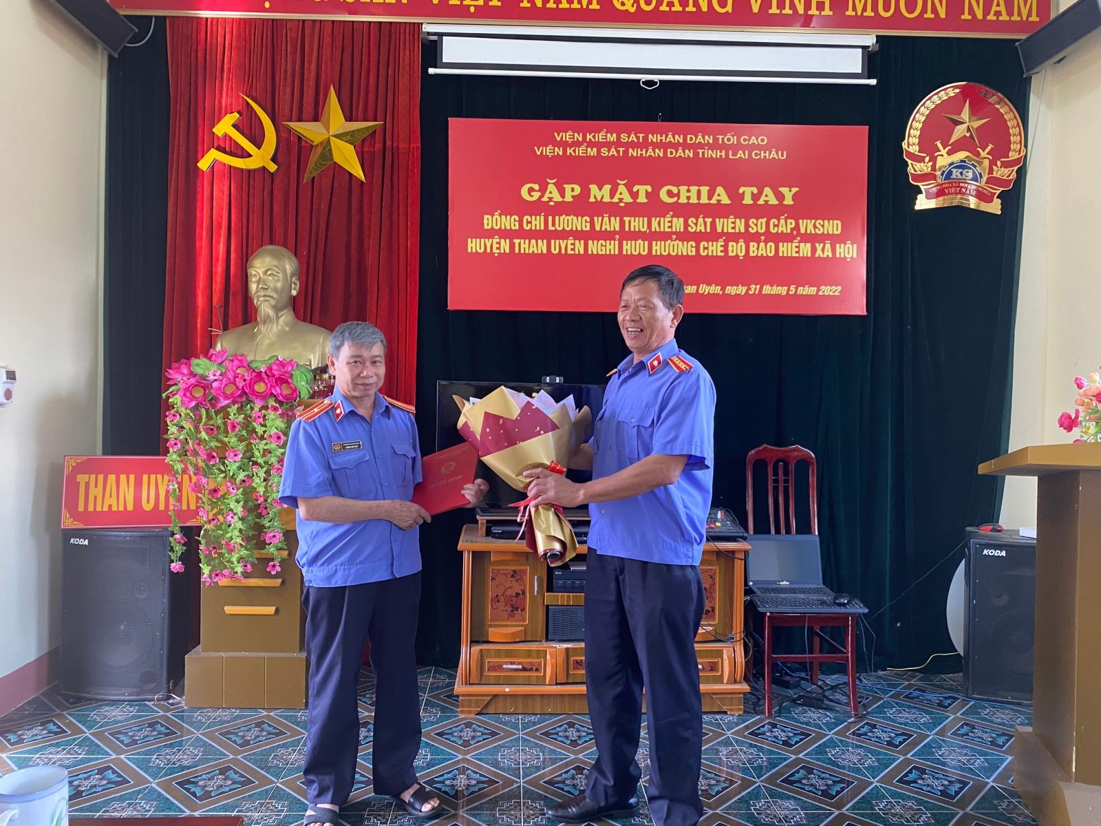 Viện KSND huyện Than Uyên tổ chức gặp mặt, chia tay đồng chí Lương Văn Thu – Kiểm sát viên, nghỉ hưu theo chế độ