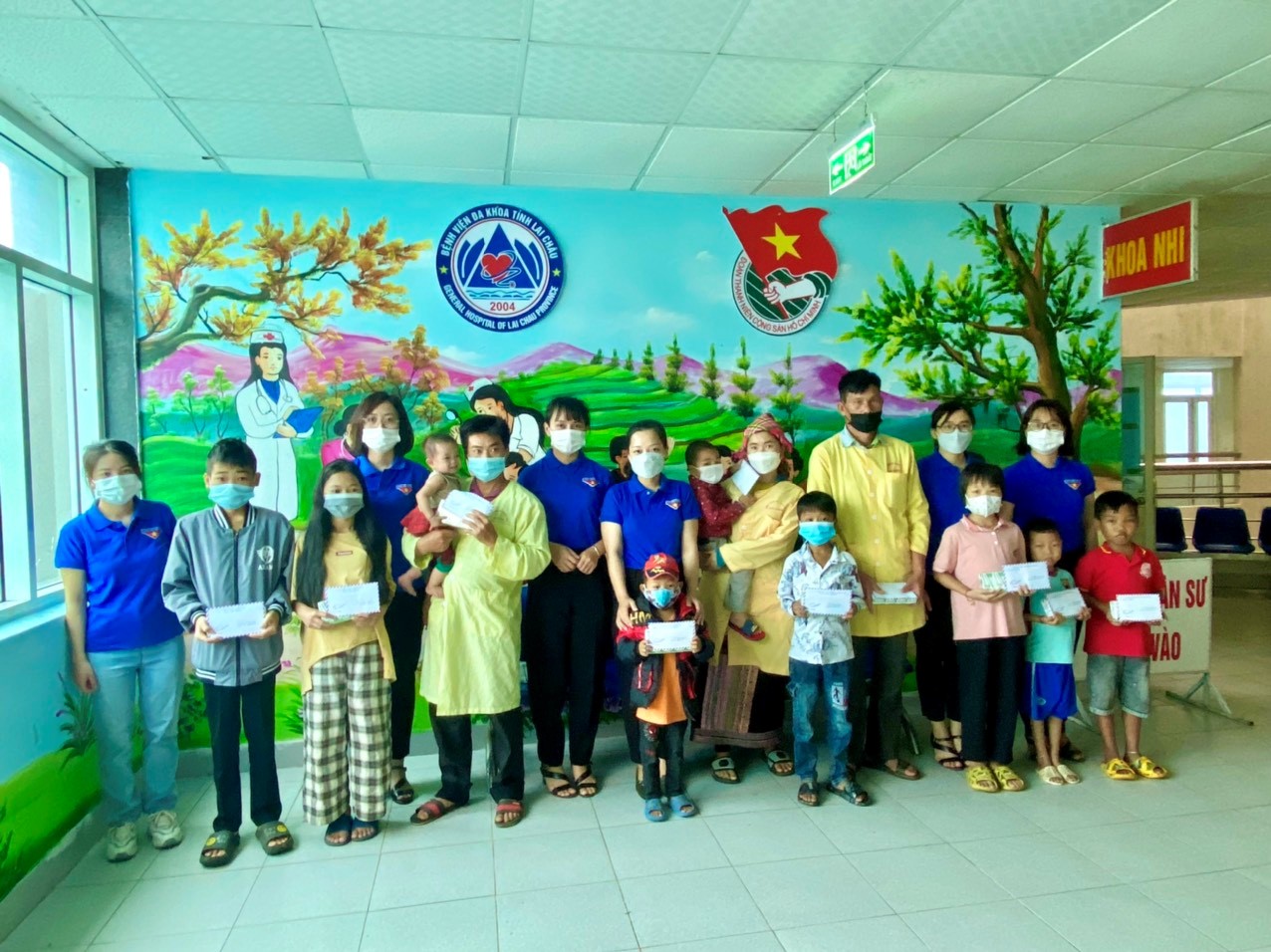 Chi đoàn VKSND tỉnh Lai Châu tổ chức trao tặng quà cho các em thiếu nhi tại Khoa nhi Bệnh viện đa khoa tỉnh Lai Châu nhân ngày Tết Thiếu nhi 01/6