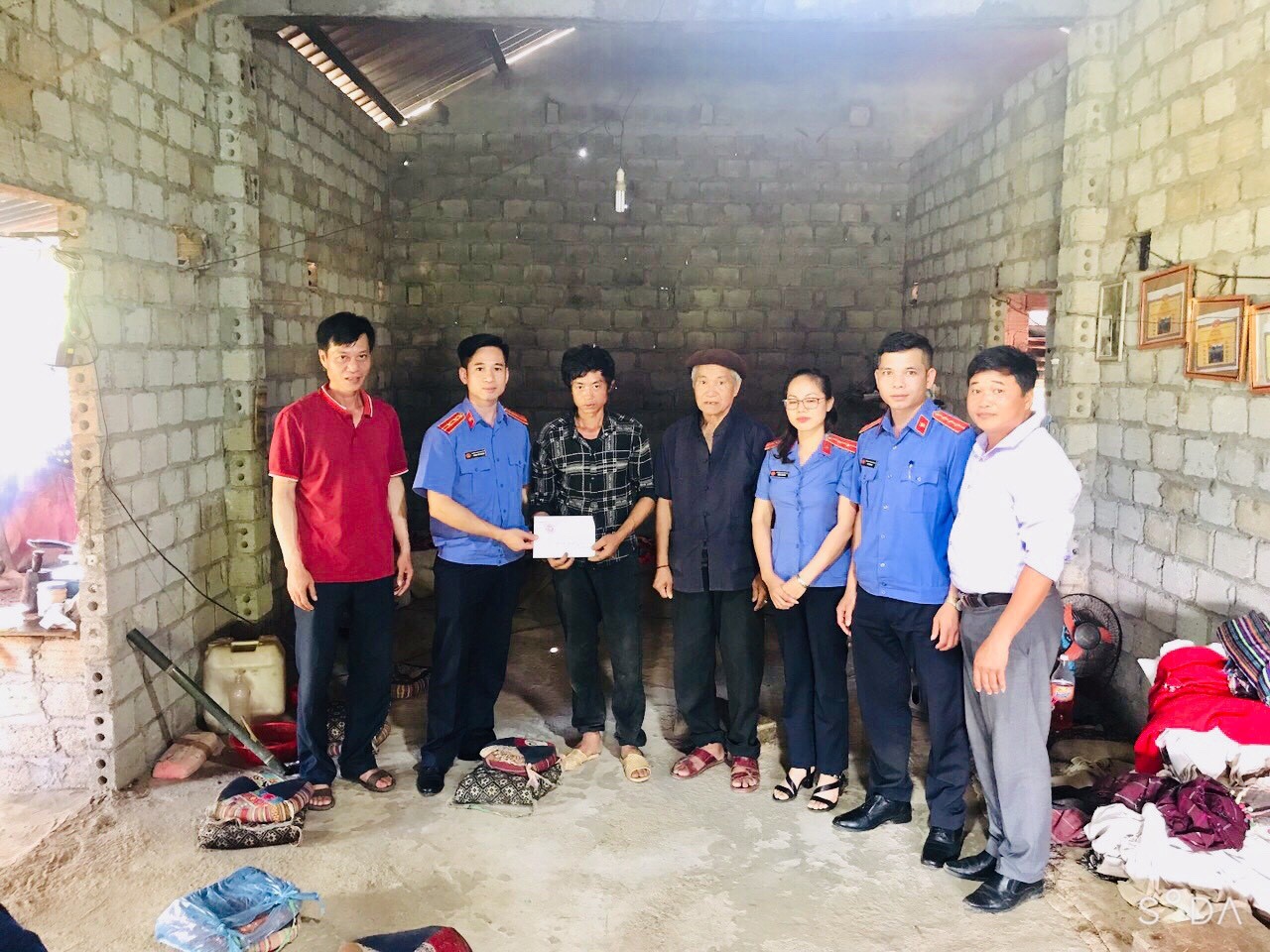 VKSND huyện Tân Uyên trao quà ủng hộ người dân bị lũ cuốn tại xã Mường Khoa, huyện Tân Uyên