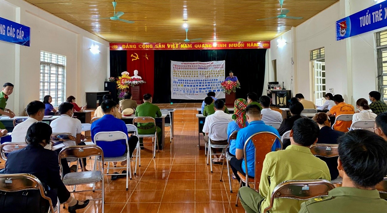 VKSND huyện Than Uyên phối hợp tổ chức tuyên truyền, phổ biến giáo dục pháp luật và trao tặng quà tại xã Tà Hừa, huyện Than Uyên