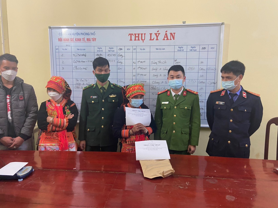 Bắt giữ đối tượng vận chuyển 02 bánh ma túy tại huyện Phong Thổ