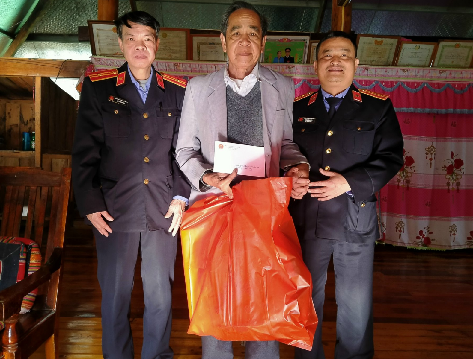VKSND huyện Than Uyên thăm, chúc Tết cán bộ hưu trí trong ngành Kiểm sát nhân dân trên địa bàn huyện.