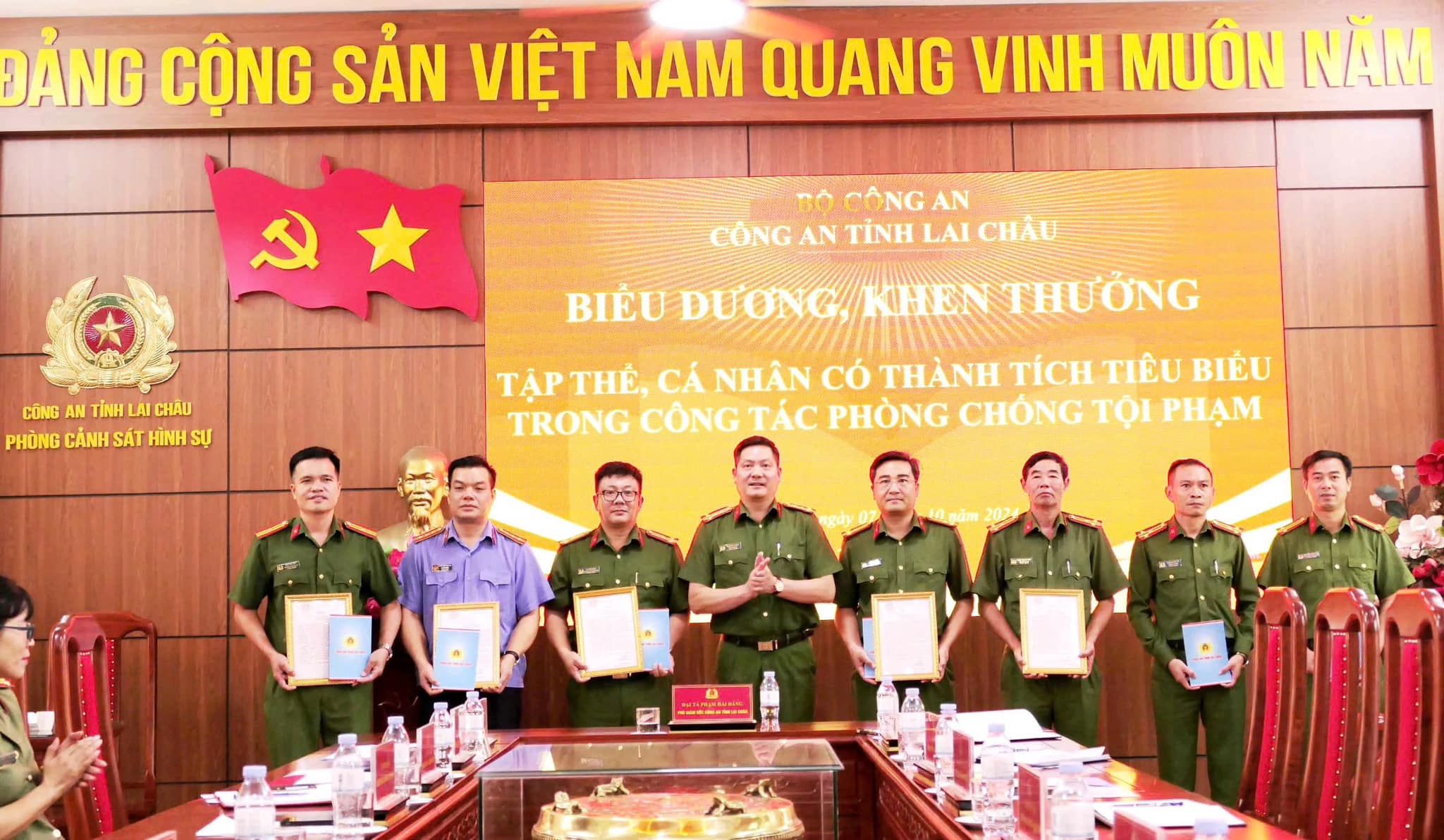 Khen thưởng các tập thể, cá nhân có thành tích trong điều tra, khám phá các vụ trọng án
