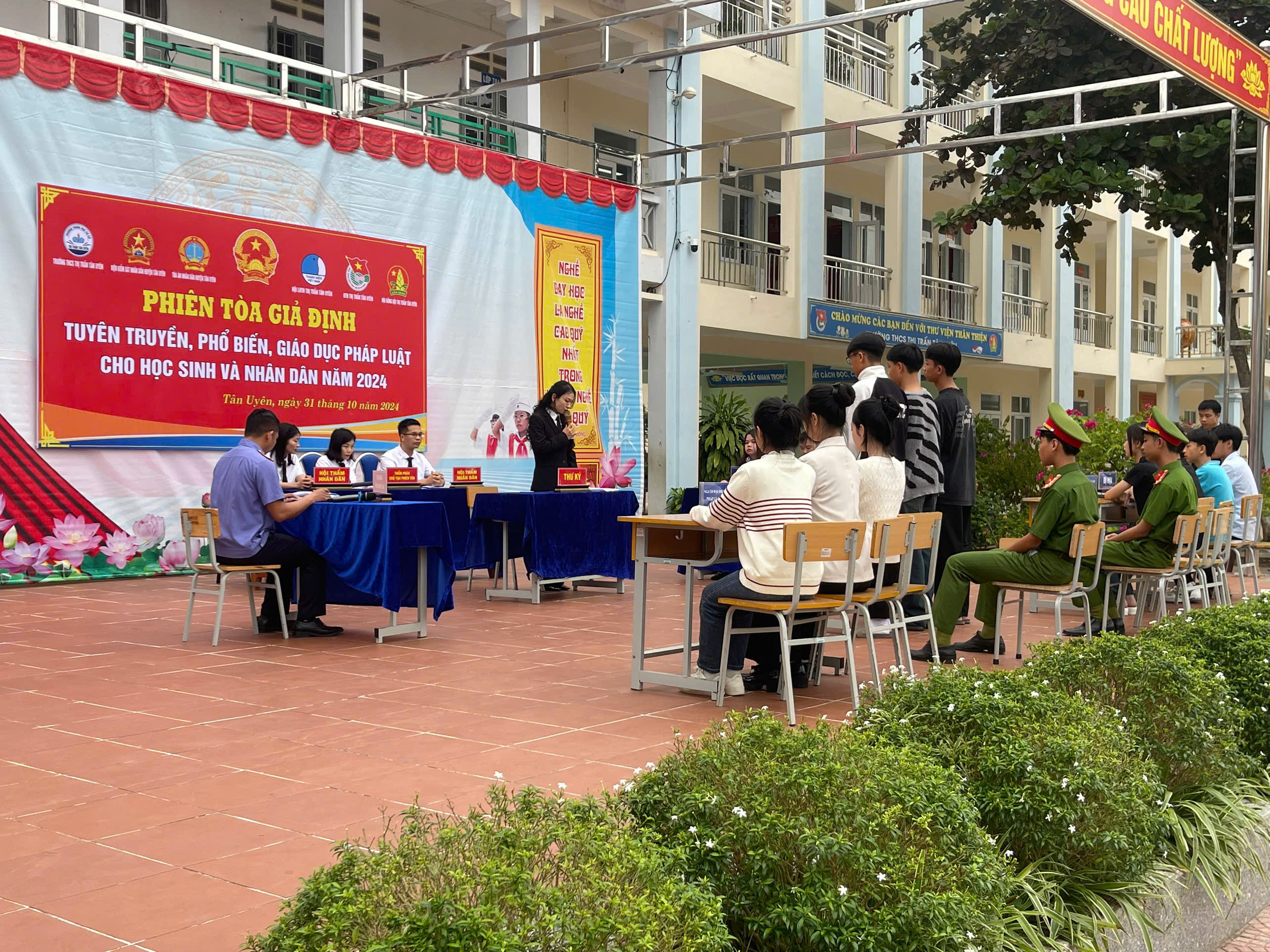 VKSND huyện Tân Uyên phối hợp tổ chức tuyên truyền, phổ biến, giáo dục pháp luật thông qua “Phiên tòa giả định” với chủ đề “Phòng, chống bạo lực học đường”