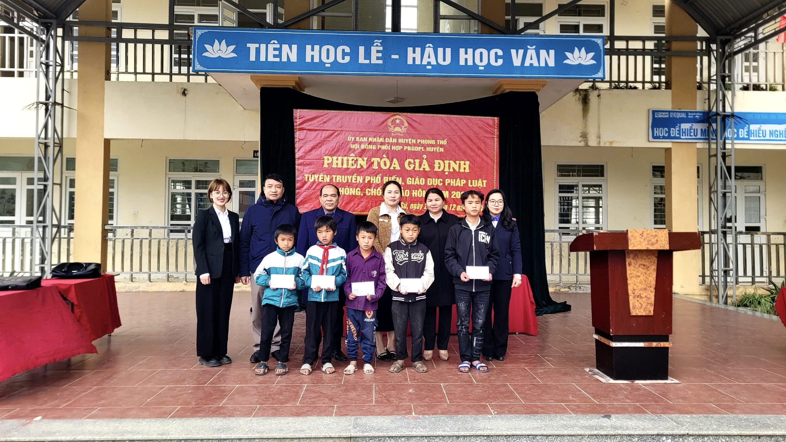Liên chi đoàn Viện kiểm sát nhân dân – Tòa án nhân dân huyện Phong Thổ tổ chức trao quà cho học sinh có hoàn cảnh khó khăn