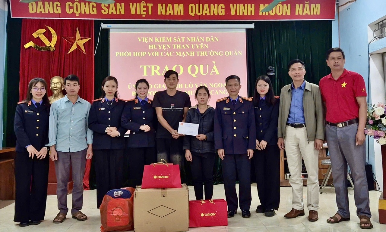 Viện kiểm sát nhân dân huyện Than Uyên hỗ trợ gia đình bị cháy nhà ở xã Mường Cang
