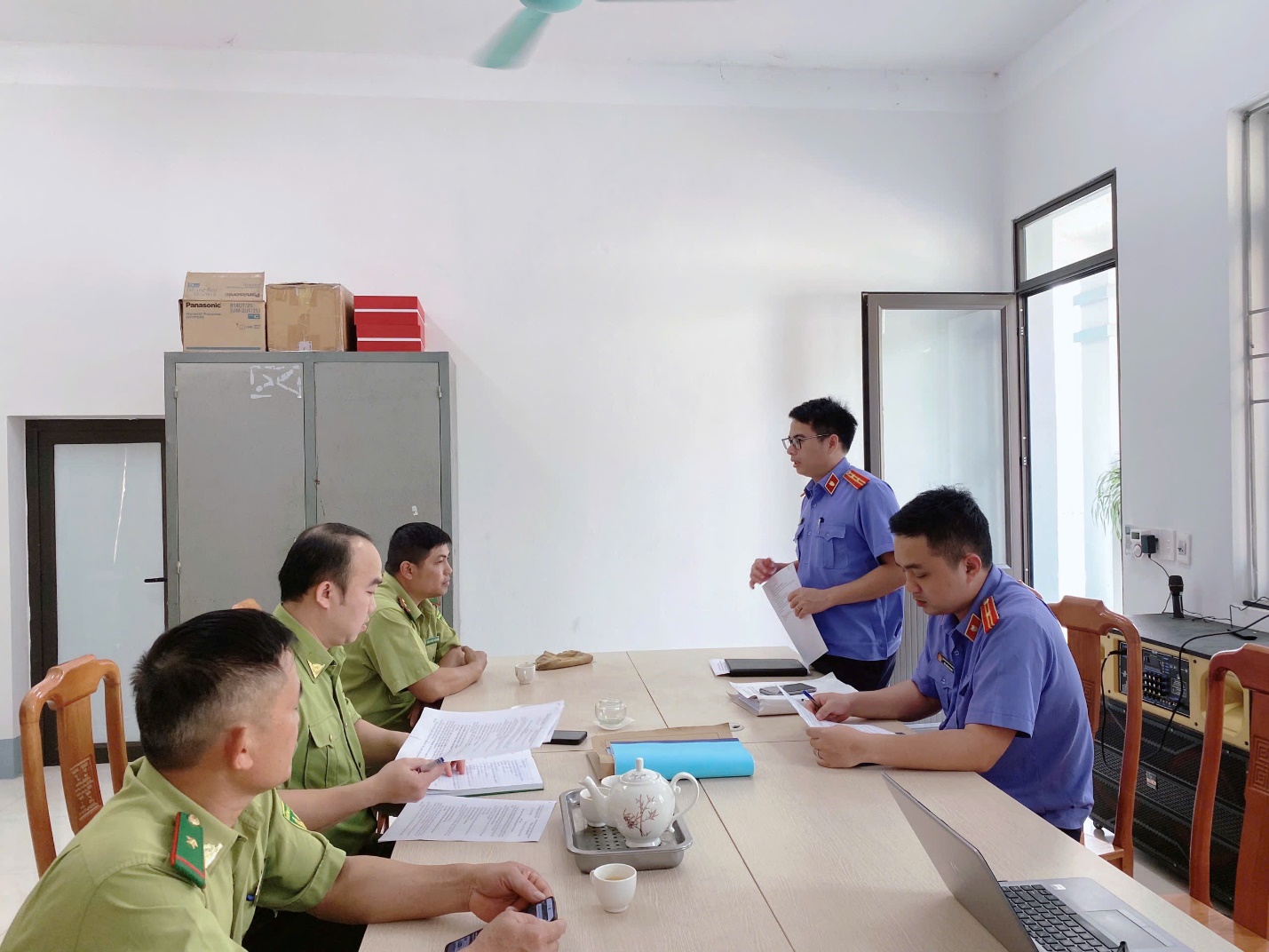 Viện kiểm sát nhân dân huyện Nậm Nhùn trực tiếp kiểm sát việc tiếp nhận, giải quyết nguồn tin về tội phạm tại Hạt Kiểm lâm huyện Nậm Nhùn