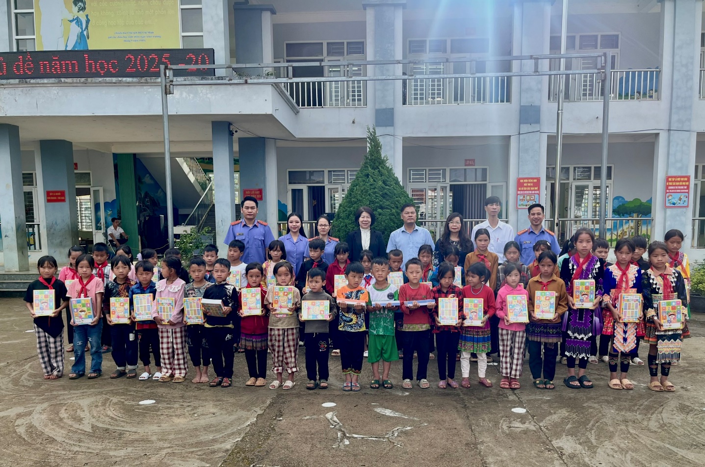Viện kiểm sát nhân dân khu vực 2 - Lai Châu phối hợp tổ chức thiện nguyện trao quà tại Trường PTDT Bán trú Tiểu học Hố Mít