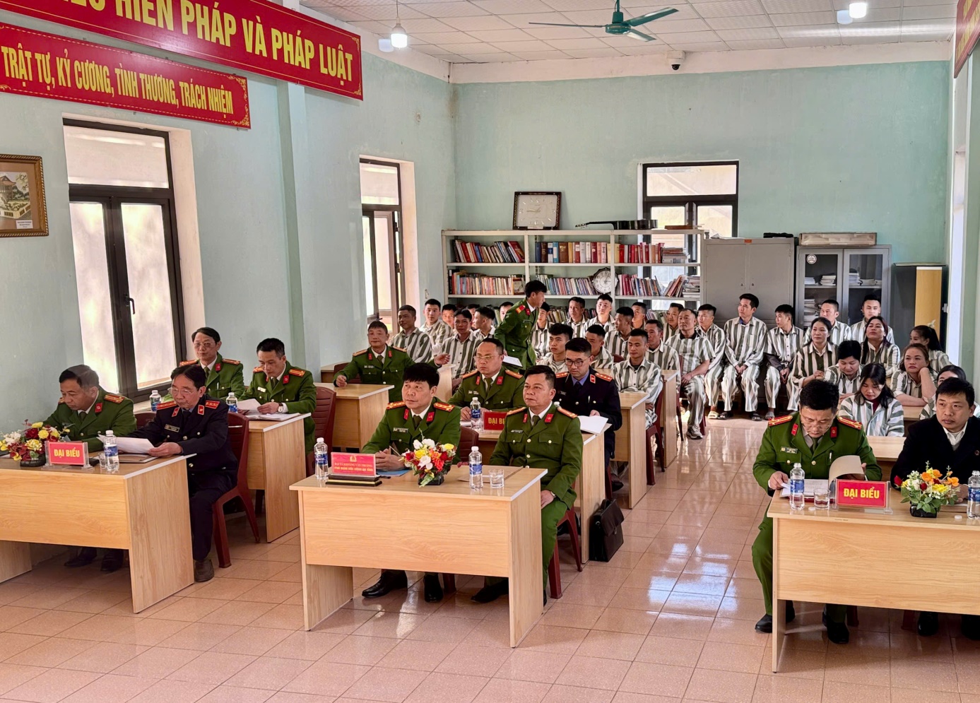 Lai Châu tổ chức công bố quyết định giảm thời hạn chấp hành án phạt tù cho các phạm nhân chấp hành án tại Trại tạm giam công an tỉnh Đợt tết Nguyên Đán Bính Ngọ 2026