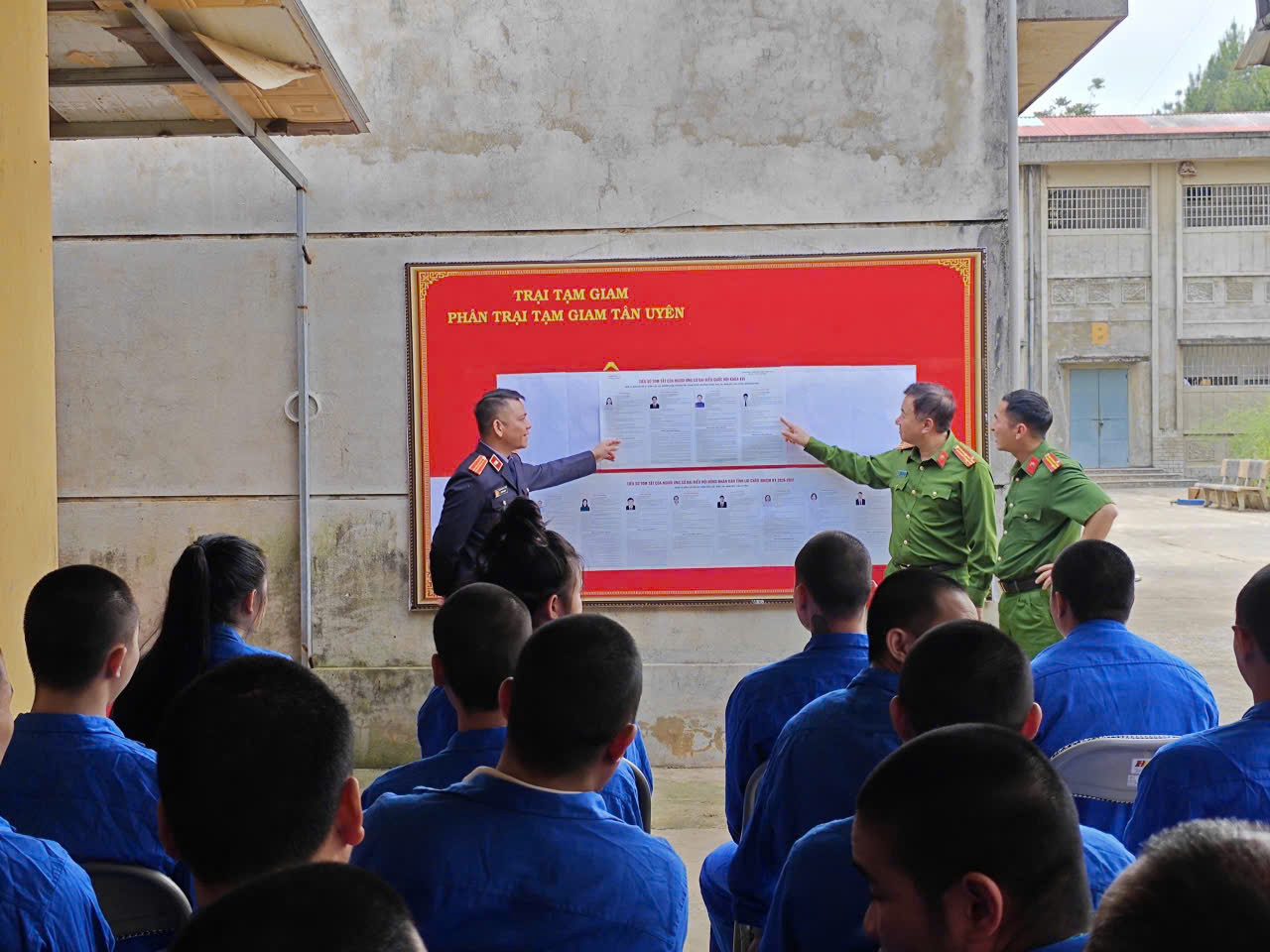 VKSND Khu vực 2 - Lai Châu tuyên truyền, kiểm sát việc thực hiện quyền bầu cử của người bị tạm giữ, tạm giam tại Phân trại tạm giam Tân Uyên