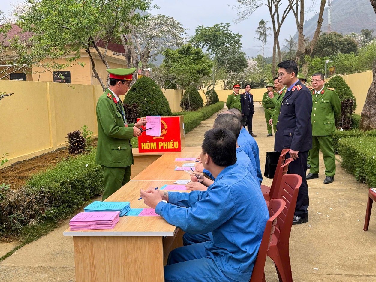 VKSND tỉnh Lai Châu trực tiếp kiểm sát việc thực hiện quyền bầu cử của người bị tạm giữ, tạm giam tại trại tạm giam Công an tỉnh