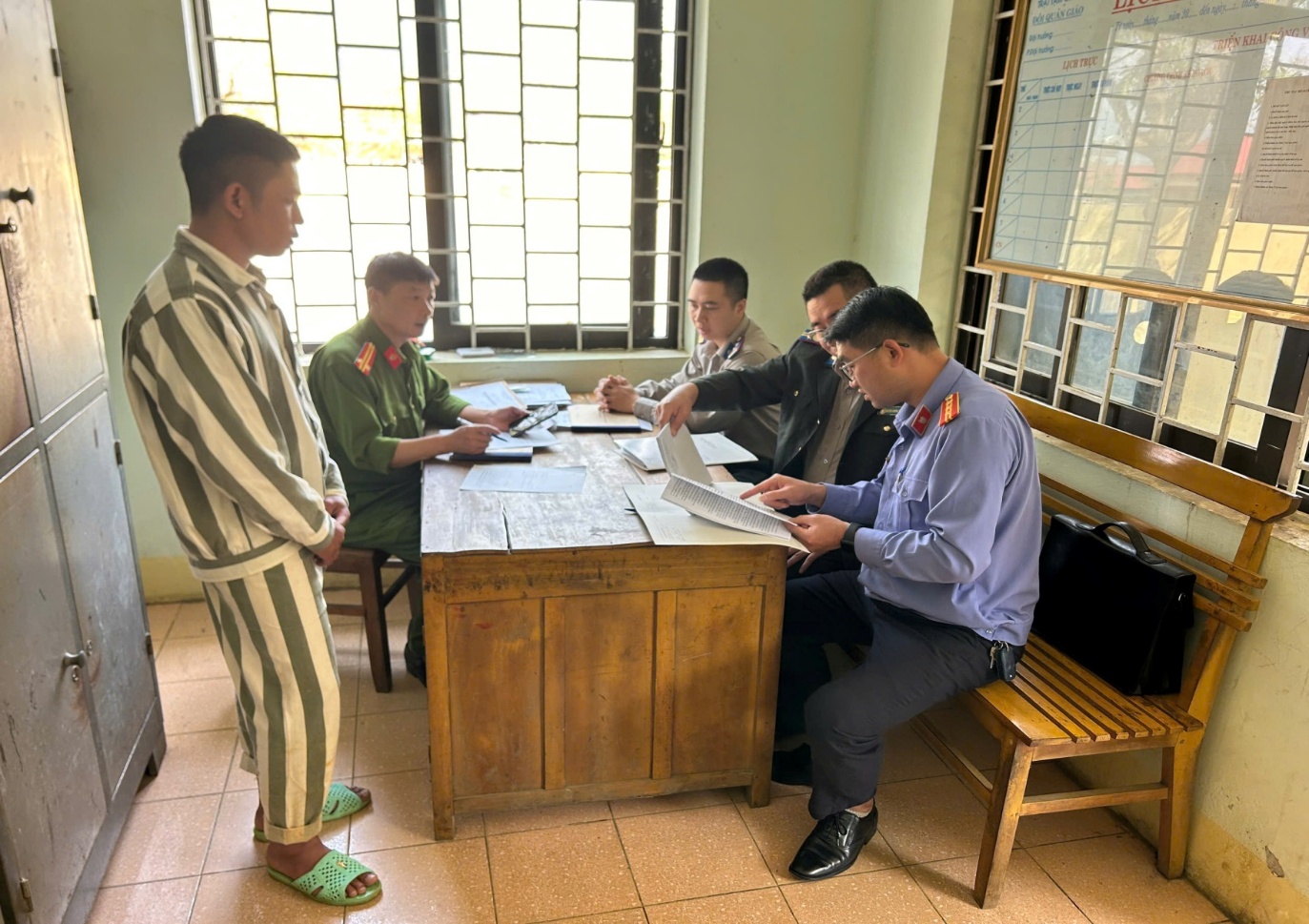 VKSND tỉnh Lai Châu kiểm sát tuân theo pháp luật trả lại tài sản cho người được thi hành án là phạm nhân đang chấp hành án tại trại tạm giam Công an tỉnh Lai Châu