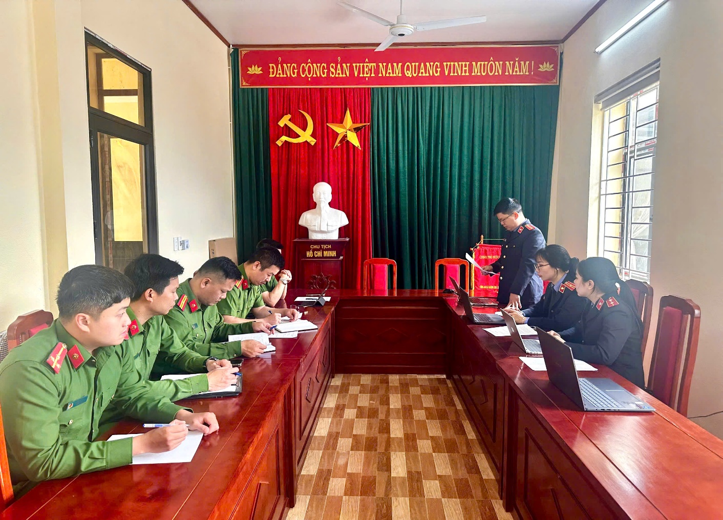 VKSND khu vực 2 - Lai Châu tiến hành kiểm sát trực tiếp công tác tiếp nhận, phân loại, xử lý, giải quyết nguồn tin về tội phạm tại Công an các xã Khoen On, Mường Kim và Than Uyên