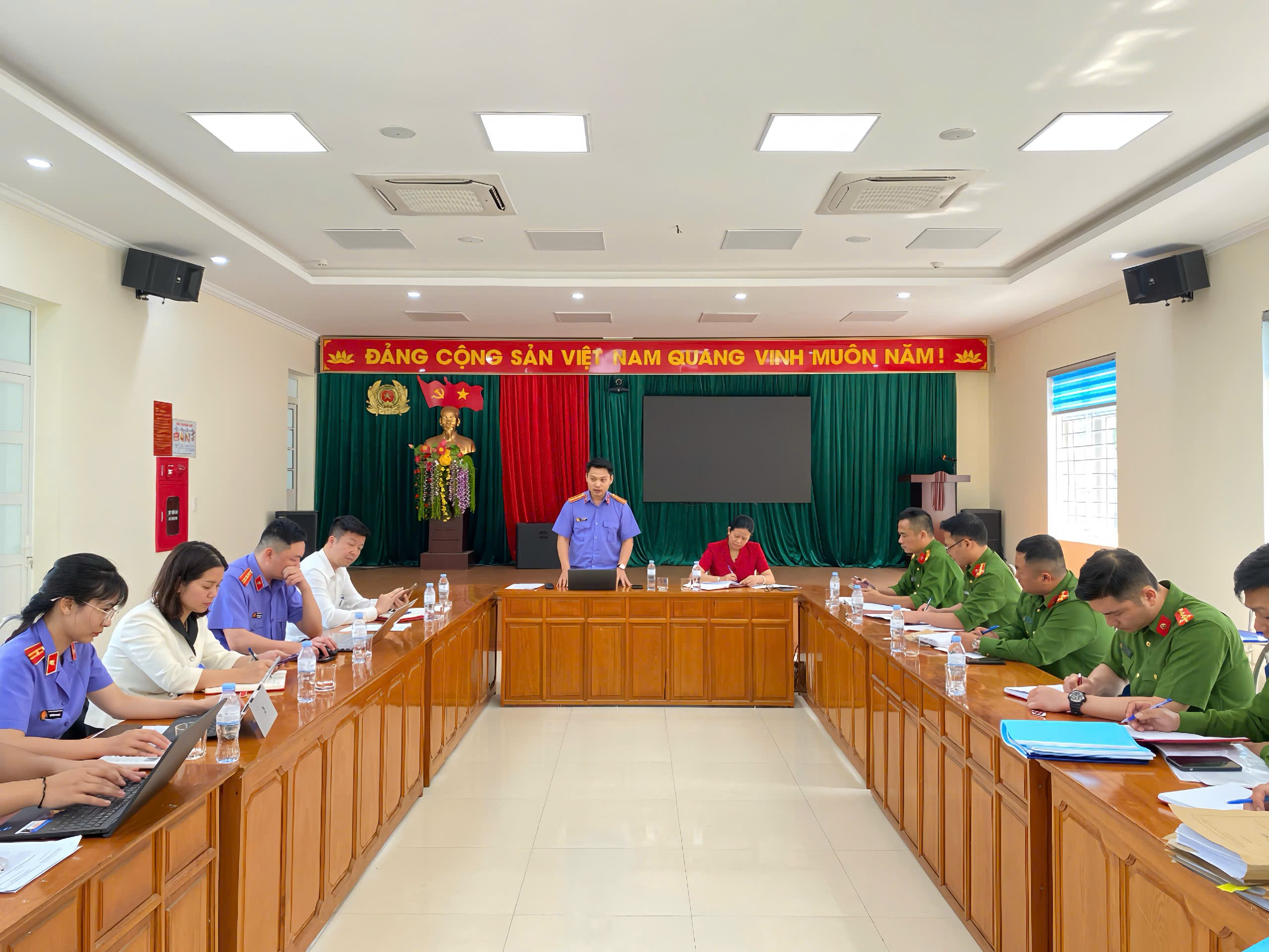 VKSND khu vực 3 - Lai Châu kiểm sát trực tiếp việc tiếp nhận, giải quyết, nguồn tin về tội phạm, công tác tạm giữ, tạm giam và thi hành án hình sự tại xã Phong Thổ