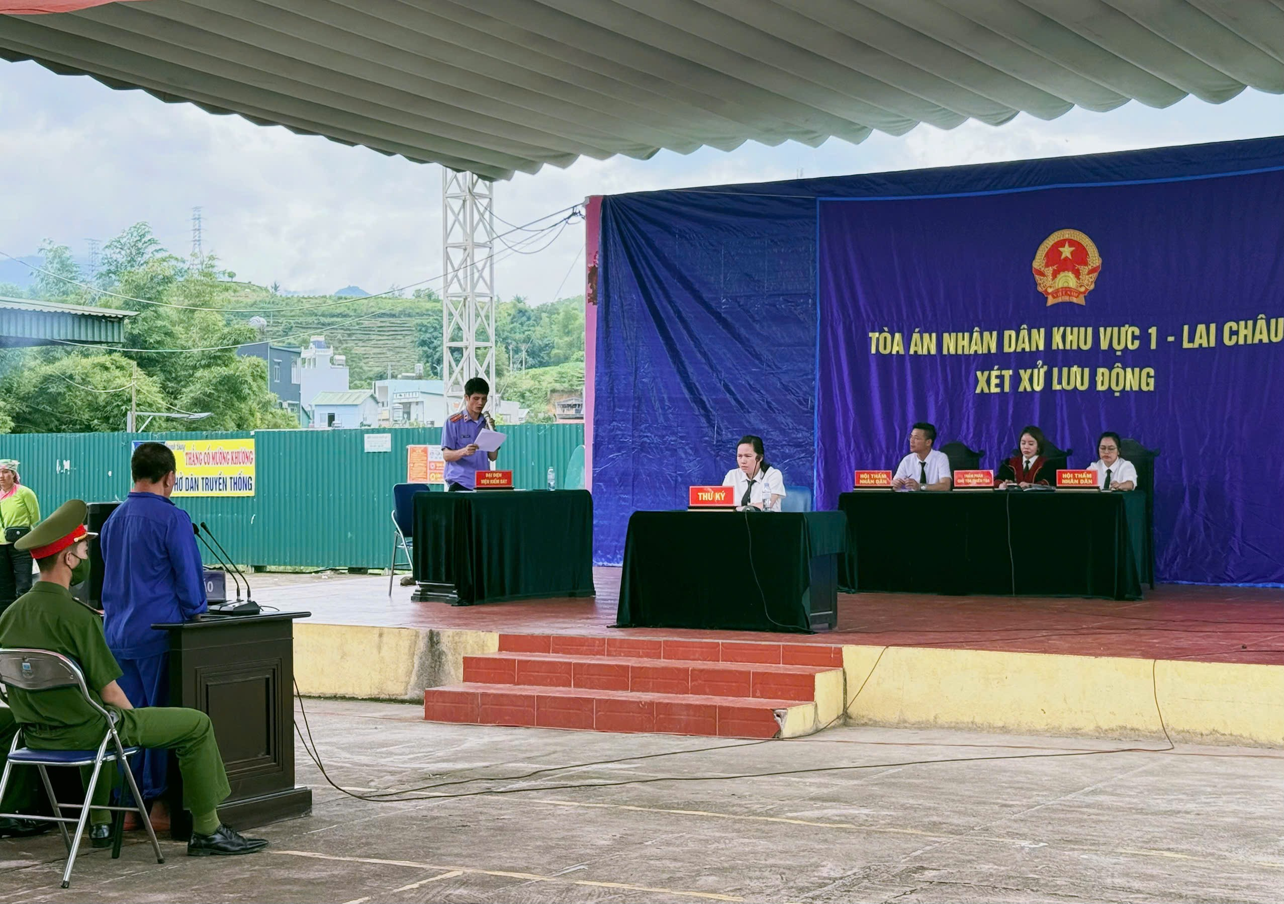 VKSND khu vực 1 - Lai Châu phối hợp tổ chức các phiên tòa xét xử lưu động và tuyên truyền pháp luật tại chợ San Thàng, phường Tân Phong, tỉnh Lai Châu