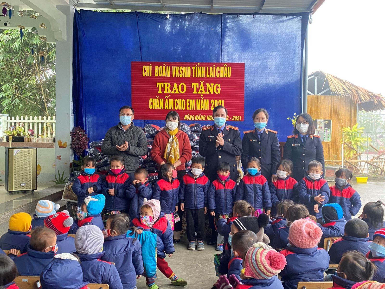 Trao tặng “Chăn ấm cho em năm 2021”