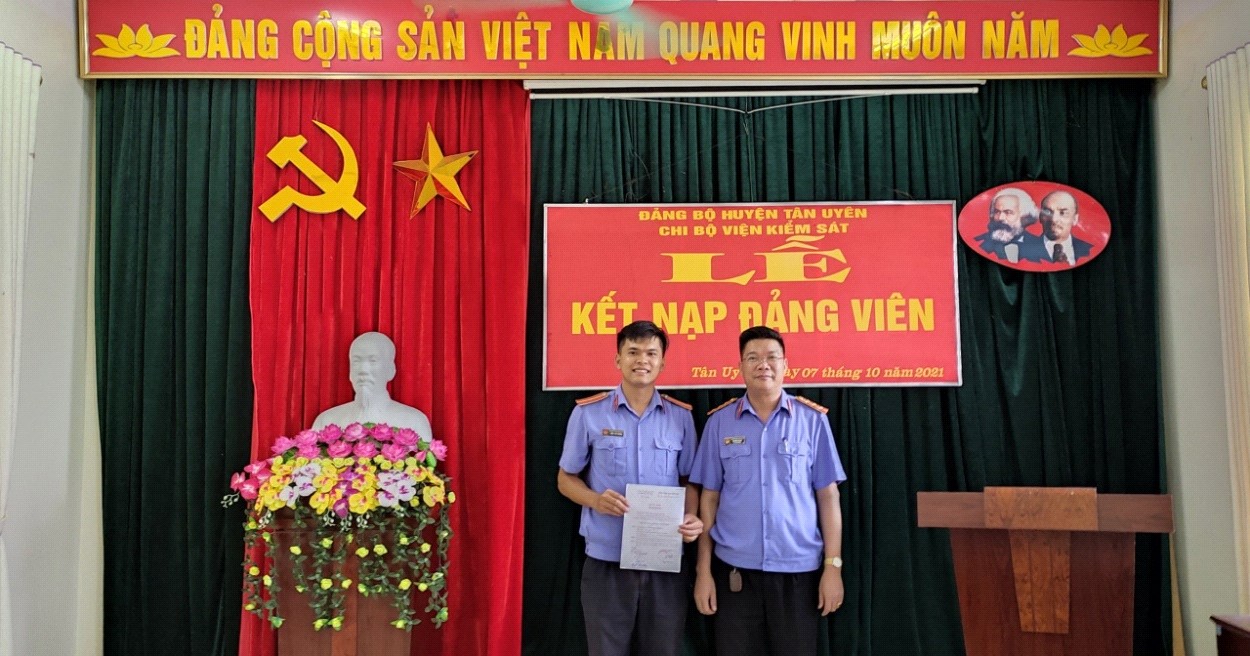 VKSND huyện Tân Uyên tổ chức Lễ kết nạp đảng viên mới
