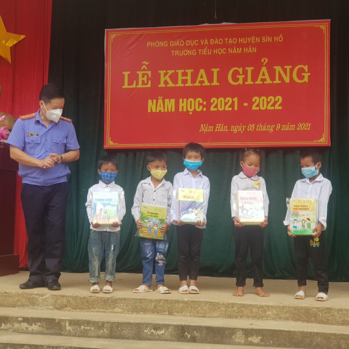 Lãnh đạo VKSND huyện Sìn Hồ tham gia chỉ đạo việc triển khai năm học mới