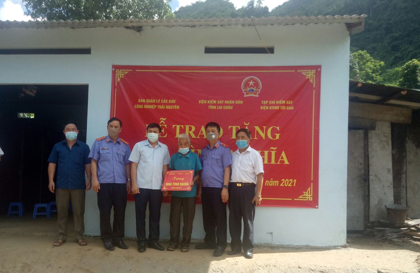 Trao tặng “Nhà tình nghĩa” tại huyện Sìn Hồ