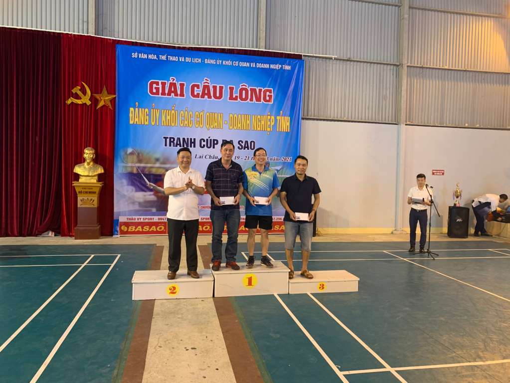 Tham dự giải Cầu lông cúp Ba Sao