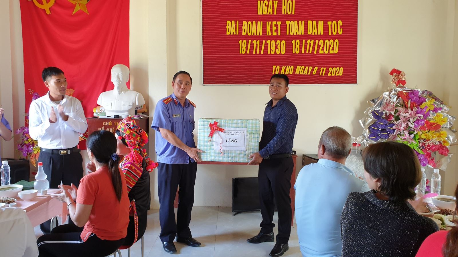 Lãnh đạo VKSND tỉnh Lai Châu dự Ngày hội Đại đoàn kết toàn dân tộc năm 2020 tại bản Tó Khò, xã Mù Cả, huyện Mường Tè, Lai Châu