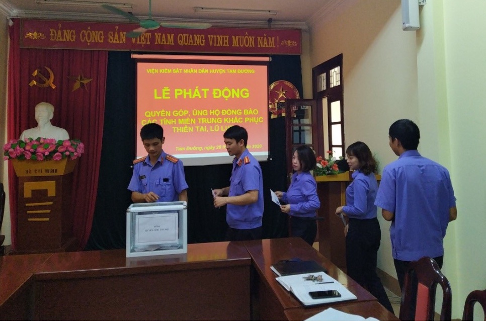 Ủng hộ đồng bào miền trung bị lũ, lụt