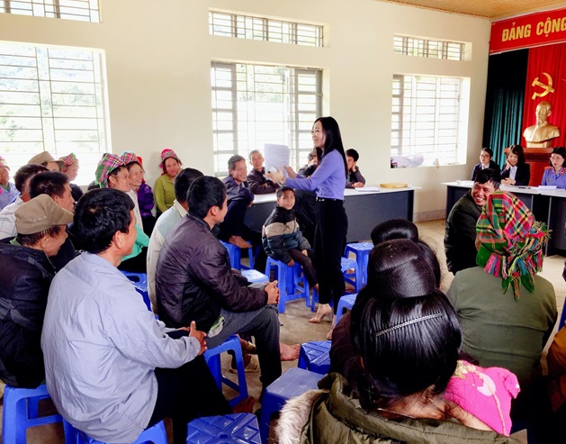 VKSND huyện Than Uyên tuyên truyền, giáo dục pháp luật tại bản Cáp Na 2, xã Tà Hừa, huyện Than Uyên.