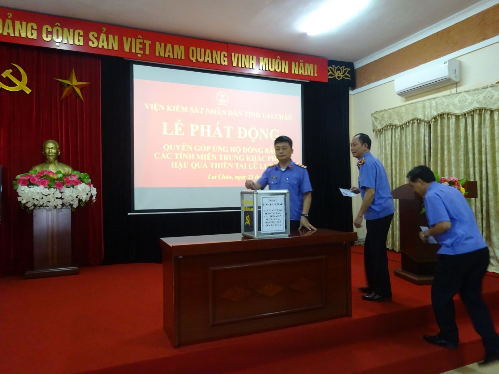 Chung tay ủng hộ đồng bào miền Trung khắc phục hậu quả do mưa bão, lũ lụt.