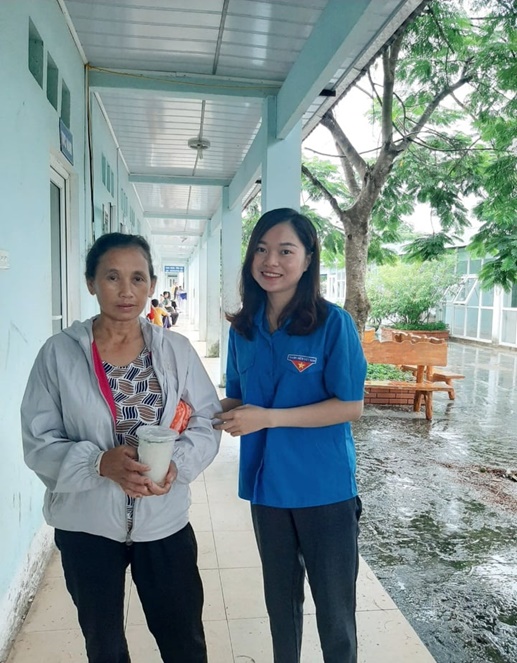Đoàn thanh niên VKSND huyện Nậm nhùn phối hợp tổ chức phát cháo miễn phí