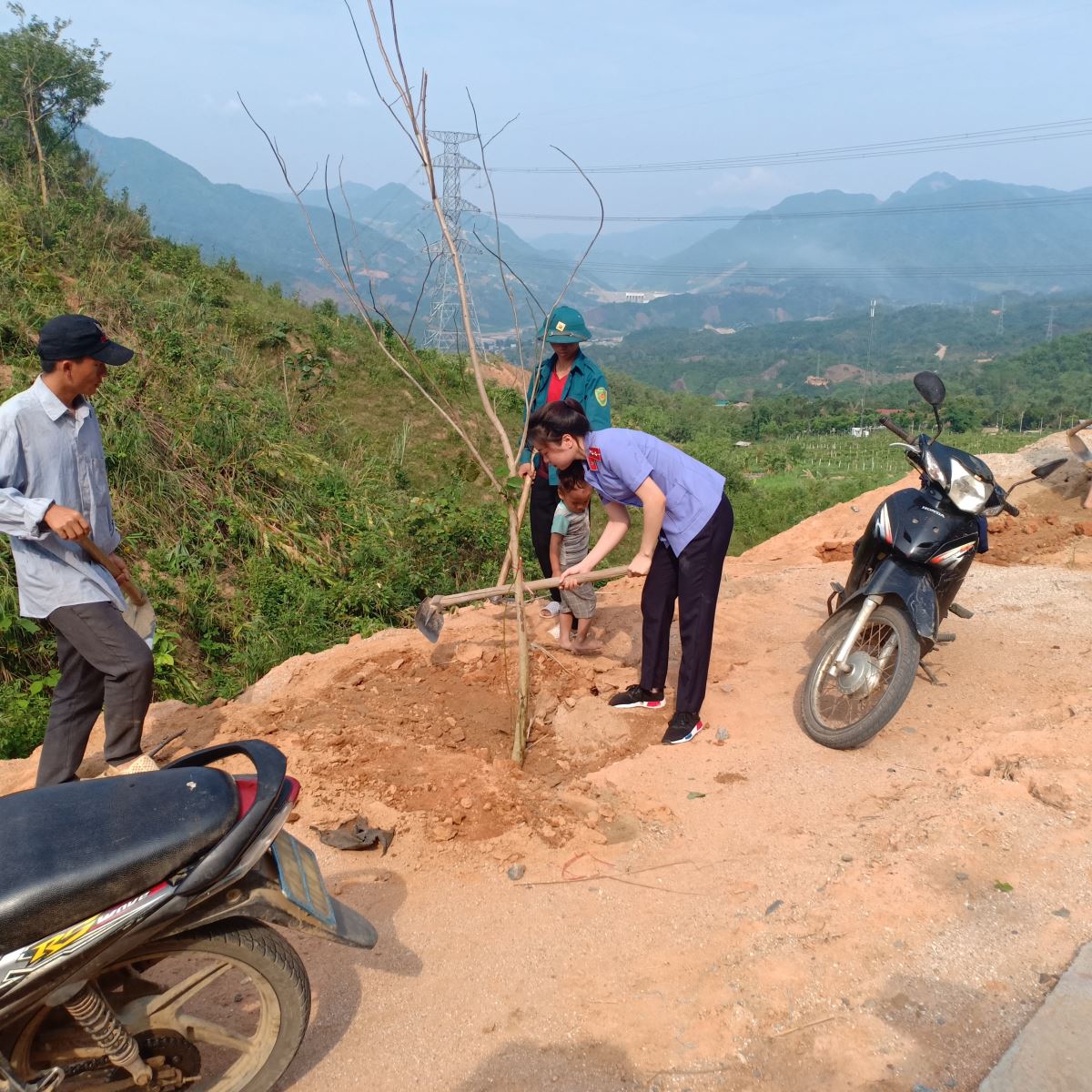 VKSND huyện Nậm Nhùn tham gia lễ trồng cây nhân kỷ niệm ngày sinh của chủ tịch Hồ Chí Minh